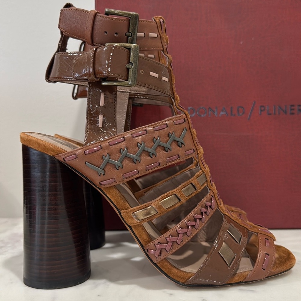 Donald Pliner Bindy Brown Tan Gold Strappy Women’s Heels Round Block Heel, 9